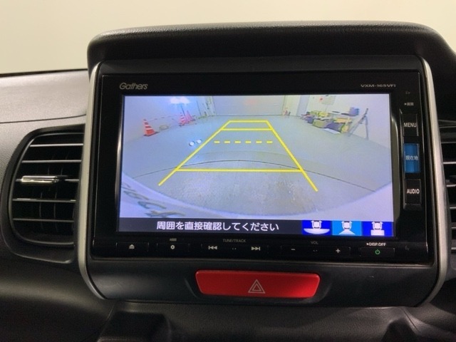 リバースギアに入れるだけで後方の表示へ切り替わります。夜間や雨の日の駐車も楽になりますよ。