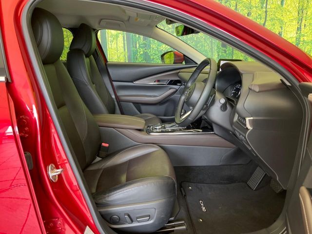 運転席シート廻りは使用感も少なく、良好な状態となっています。前オーナー様が丁寧に使っていたことがよくわかりますね。