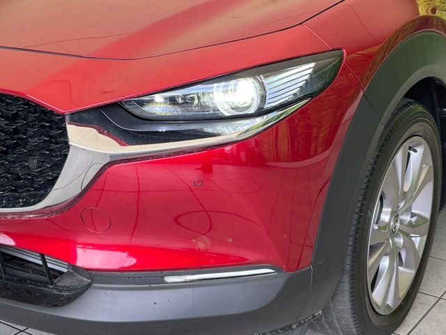 【LEDヘッドライト】悪天候や夜間走行時も良好な視界を確保し安心して運転できる高輝度LEDヘッドライトを装備！点灯速度が早く、消費電力も抑えられています。