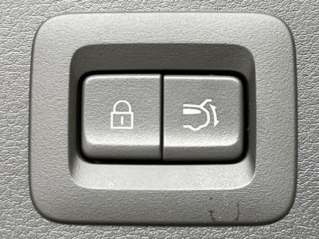 【パワーバックドア】スマートキーや運転席のボタンを押すだけでリアゲートが自動で開閉します！荷物を持っている時や、高い位置にあるバックドアを閉める際に便利な機能です♪