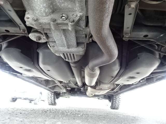 本州仕入れにより実現！！サビが少なく大変状態の良いお車です！！　当店ではサビが無いを売にしていますので加工などせず仕入れてそのままの状態をお見せしております、オプションにて下回り加工致します。