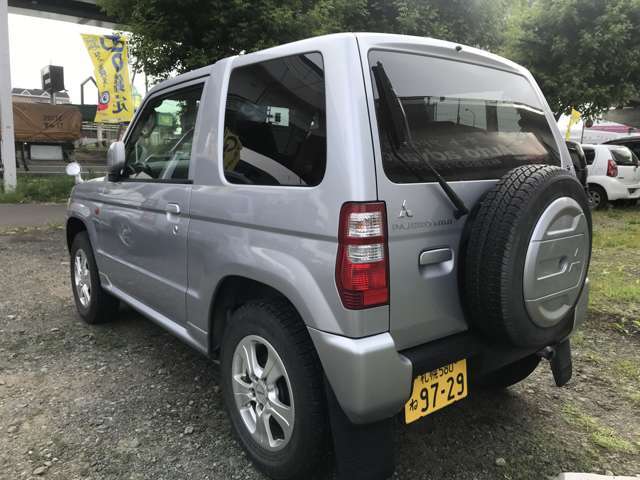 このお車はテール周りがカッコイイ！やっぱりここです！引き締まったバックスタイル！人気のタイプです！全車テールレンズ・ヘットライト周りも磨いています！気合の磨きで店長お勧めの1台です！