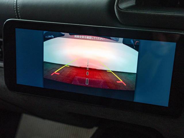 バックモニター装備。タイヤの軌跡も表示されますので安全に駐車が可能です。