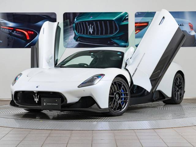 MC20ではバタフラドアを採用。モノコックボディは車重の軽量化に最適な構造でダイナミックな走行を演出します。