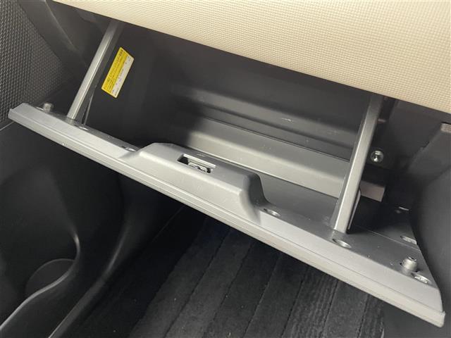 【グローブボックス】『グローブボックス』の画像になります。車検証ケースや日頃使う小物類の収納に便利ですね！