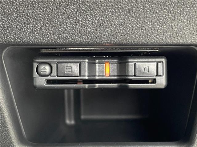 【ETC】有料道路を利用する際に料金所で停止することなく通過できる、ETC車載器（ノンストップ自動料金収受システム機器）が装備されています。セットアップを行うことで利用可能になります。