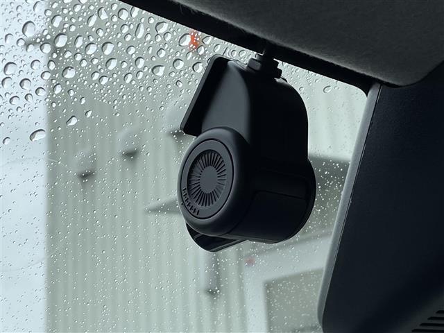 【ドライブレコーダー】映像・音声などの運転中の記録を残します。事故などを起こした起こされた時の証拠になりえますので、もしも時でも安心ですね。