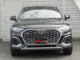 Audiの特徴シングルフレームグリルは力強さとエレガントな雰囲気を醸し出します。