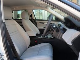 贅沢な装飾、力強いシルエット、落ち着いた質感、モダンなフィニッシャーなど細部まで作り込まれたキャビン。高い着座位置で前方を遠くまで見渡せるスポーツドライビングポジションを採用。