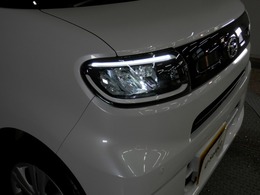 【LEDヘッドライト】大光量で夜道や雨の日の安心感を高めるLEDヘッドライト。周囲の明るさに応じて自動点灯・消灯/ライトの消し忘れも防げるオートライトコントロール付！