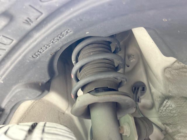お車を安心してお乗りいただく為には、足回りの定期点検が欠かせません。サービスサポート（有償保証）では無料点検もご提供しており、安心のカーライフをお過ごしいただけるサポート体制が整っています。