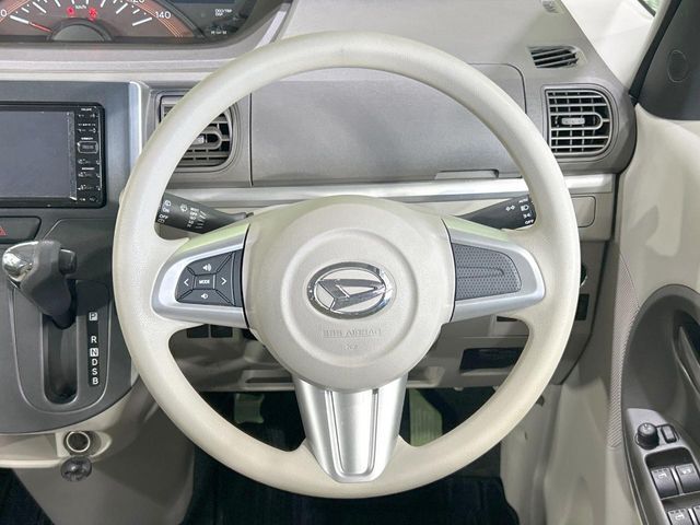 インテリアに合わせたデザインのステアリングは、運転される方のことも考え、運転しやすい形状、大きさです。是非一度、実際に触ってお確かめください。