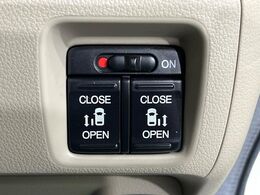 【両側スライドドア】駐車場で隣の車との間隔が狭く乗りにくい時、スライドドアなら安心！ドアオープン時も幅を取らず、開口部が広いので乗り降りがとっても簡単です。大きな荷物の出し入れも後席から可能♪