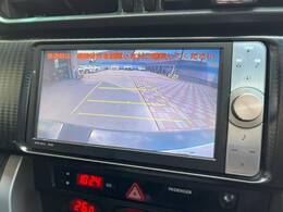 【バックカメラ】駐車時に後方がリアルタイム映像で確認できます。大型商業施設や立体駐車場での駐車時や、夜間のバック時に大活躍！運転スキルに関わらず、今や必須となった装備のひとつです！