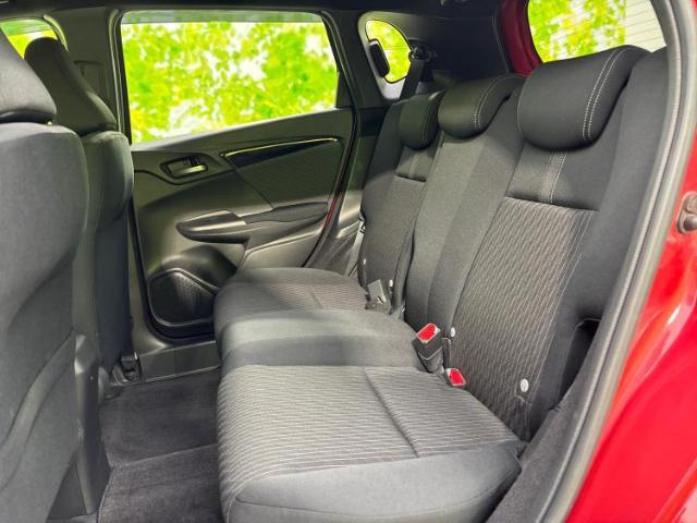 WECARSでは各商談席に大型モニターをご用意しております！見やすい大画面でゆったりと全国の在庫をご覧いただけます！是非ご来店お待ちしております！