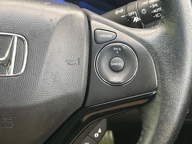 【クルーズコントロール】高速道路もラクラク走行。アクセルを離しても一定速度で走行ができ、長距離運転時の負担を軽減！加速・減速も簡単なスイッチ操作で調整できます。