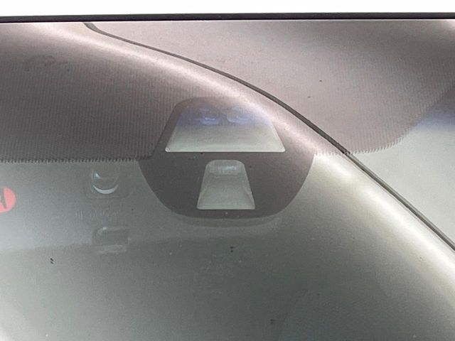 【ホンダセンシング】走行中に前方の車両等を認識し、衝突しそうな時は警報とブレーキで衝突回避と被害軽減をアシスト。より安全にドライブをお楽しみいただけます。