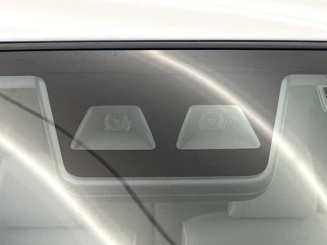 【スマートアシスト】走行中に前方の車両等を認識し、衝突しそうな時は警報とブレーキで衝突回避と被害軽減をアシスト。より安全にドライブをお楽しみいただけます。