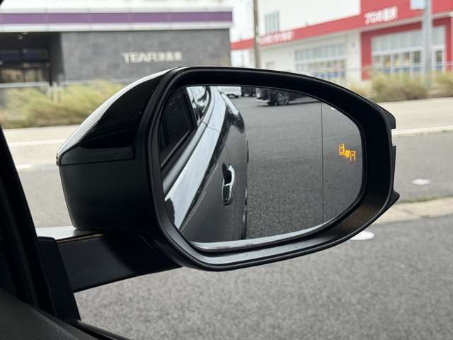 【ブラインドスポットモニター】サイドミラーに映らない死角に車両がいる場合、サイドミラーに設置されたマーカーが光って危険をお知らせします！安全装置も多数装備されておりますので、ご安心してお乗り下さい。