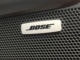 【BOSEサウンドシステム】メーカーオプションの高品位サウンドシステムを搭載。専用のチューニングが施された大小様々なスピーカーから良質なサウンドが奏でられ、臨場感あふれる音響空間を演出します。