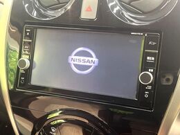 【純正ナビ】目的地までしっかり案内してくれる使いやすいナビ。Bluetooth接続すればお持ちのスマホやMP3プレイヤーの音楽を再生可能！毎日の運転がさらに楽しくなります！！