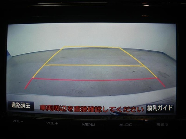 バックモニター付き。車両後方の映像がナビ画面に表示されるので、車庫入れが苦手な人も安心です。ただし、目視確認もお忘れなくお願いいたします。