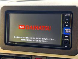 【純正ナビ】人気の純正ナビを装備しております。ナビの使いやすさはもちろん、オーディオ機能も充実！キャンプや旅行はもちろん、通勤や買い物など普段のドライブも楽しくなるはず♪