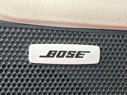 【BOSEサウンドシステム】メーカーオプションの高品位サウンドシステムを搭載。専用のチューニングが施された大小様々なスピーカーから良質なサウンドが奏でられ、臨場感あふれる音響空間を演出します。