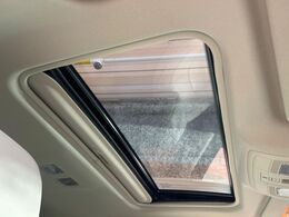【サンルーフ】開放感たっぷりの希少装備、サンルーフが装着されています！車内に明かりを取り入れたり景色を楽しむ以外にも、車内の空気も簡単に換気できて快適です！
