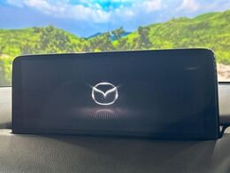【10.25インチマツダコネクト】車内の雰囲気にマッチした大型ディスプレイ。スマホ接続でのナビ使用やBluetooth再生等、様々な機能が楽しめます。直感的なダイヤル操作が可能で、使い勝手も良好です。