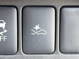 【エマージェンシーブレーキ】走行中に前方の車両等を認識し、衝突しそうな時は警報とブレーキで衝突回避と被害軽減をアシスト。より安全にドライブをお楽しみいただけます。