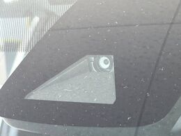 【トヨタセーフティセンス】走行中に前方の車両等を認識し、衝突しそうな時は警報とブレーキで衝突回避と被害軽減をアシスト。より安全にドライブをお楽しみいただけます。