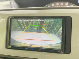【バックカメラ】駐車時に後方がリアルタイム映像で確認できます。大型商業施設や立体駐車場での駐車時や、夜間のバック時に大活躍！運転スキルに関わらず、今や必須となった装備のひとつです！
