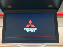 【フリップダウンモニター】大画面モニターで後席でもエンタメをお楽しみいただけます。小さなお子様にも大人気の装備です♪