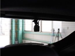 この車にはリアにもドライブレコーダーを装備しております◆映像・音声などを記録する自動車用の装置です。　もしもの事故の際の記録はもちろん、旅行の際の思い出としてドライブの映像を楽しむことができます。
