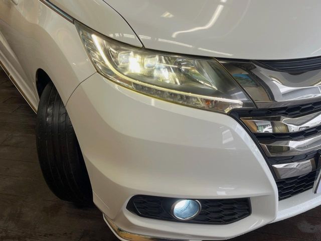 【LEDヘッドライト】悪天候や夜間走行時も良好な視界を確保し安心して運転できる高輝度LEDヘッドライトを装備！点灯速度が早く、消費電力も抑えられています。