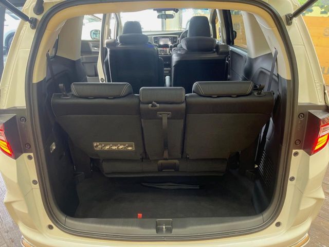 普段のお買い物や通勤、送迎等に十分な荷室スペースを確保しております。セカンドシートを倒すと、大きな荷物の積載も可能です♪