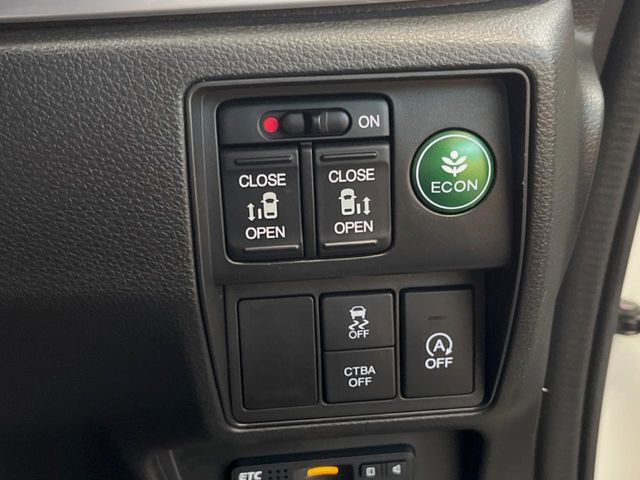 【両側パワースライドドア】スマートキーや運転席のスイッチで後席両側スライドドアの開閉が可能♪電動だから力を入れてドアを開ける必要が無く、小さなお子様でも簡単に開け閉めでき快適です♪