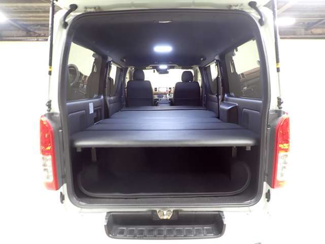 簡単な操作でベッドの展開、格納ができます