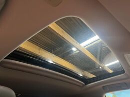 【サンルーフ】開放感たっぷりの希少装備、サンルーフが装着されています！車内に明かりを取り入れたり景色を楽しむ以外にも、車内の空気も簡単に換気できて快適です！