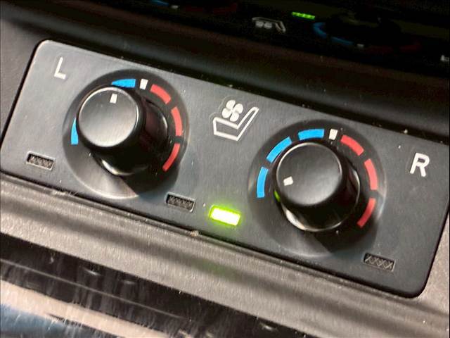 【シートヒーター＆シートクーラー】高級車にふさわしい快適装備で、夏場は座面から涼しい風が、冬場は身体の芯からポカポカになりますね。