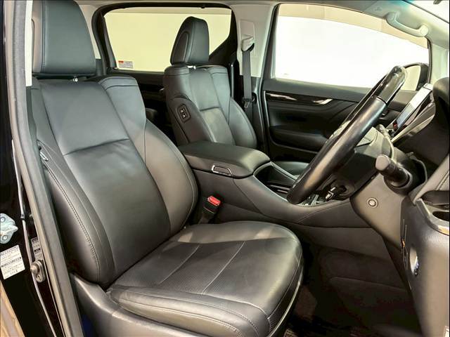 運転席はしっかりとしたスペースが確保されており、アイポイントも高いのでゆったりとしたドライブが楽しんでいただけます。隅々まで綺麗に保たれたインテリアは前オーナー様の管理がしっかりと行き届いた証拠です♪