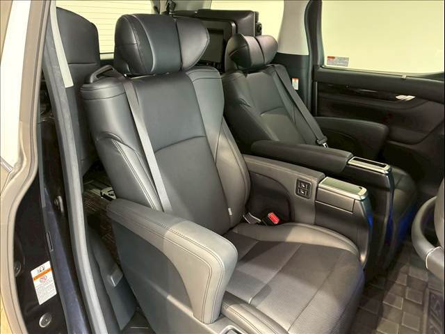 セカンドシートは大人二人が乗っても十分なスペースが確保されております。