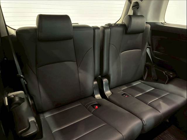 サードシートも大人二人が乗っても十分なスペースが確保されています。