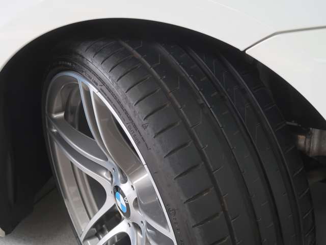 装着されるタイヤはファルケン製。BMW認定のランフラットタイヤではありませんが、その代わりに軽快感のある走りと、乗り心地の良さとなります。
