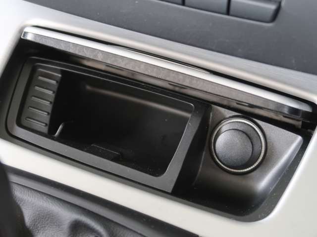 室内の灰皿は未使用の禁煙車。もちろんシートやカーペットへの焦げ跡や、イヤなタバコ臭さもありません。クリーンなインテリアは気分がいいですね。