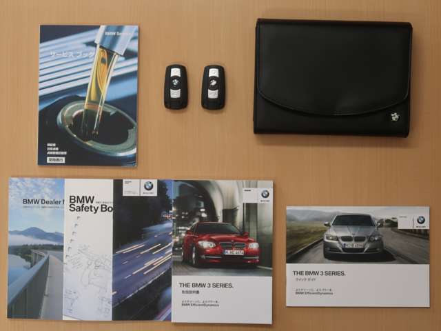 新車当時からの点検記録簿・各種取り扱い説明書・電子キー2個・上質な車検証ケースなど、すべてが備わっています。修復歴のない車両となります