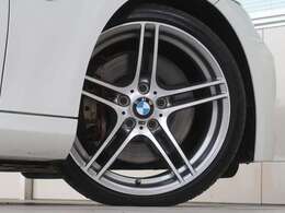 19インチサイズのBMWパフォーマンスのアルミホイールを装着。精悍なデザインの、Mライトアロイホイール・ダブルスポーク313Mです。