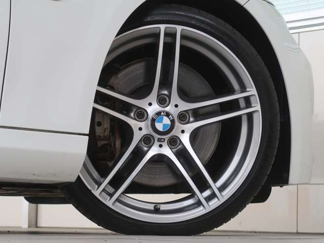 19インチサイズのBMWパフォーマンスのアルミホイールを装着。精悍なデザインの、Mライトアロイホイール・ダブルスポーク313Mです。