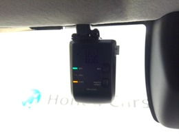 万が一の事故はもちろん快適で安全なドライブの必需品 純正ドライブレコーダーがフロントに付いています。